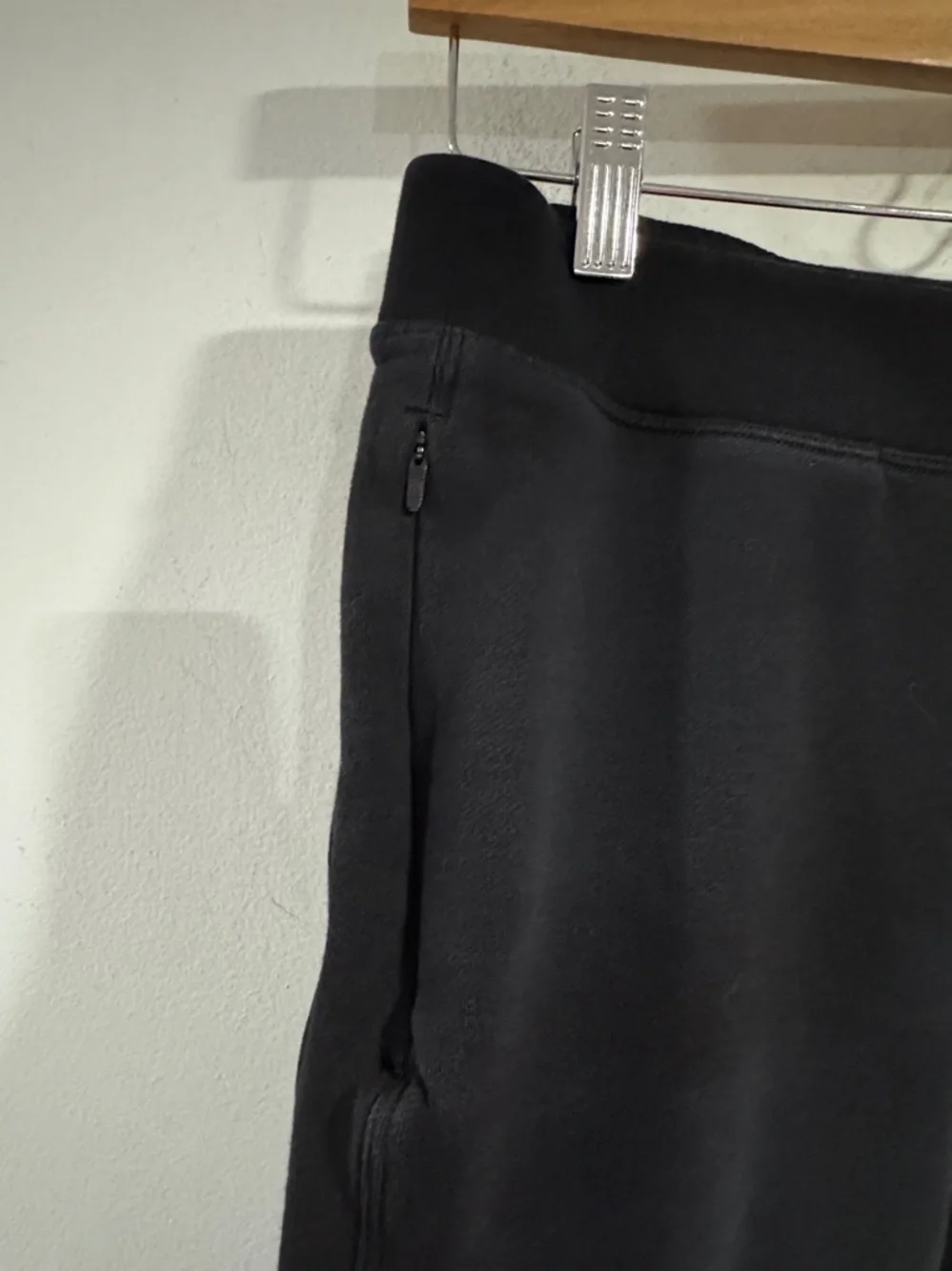lululemon athletica pants pull on black zippered side pockets size 8